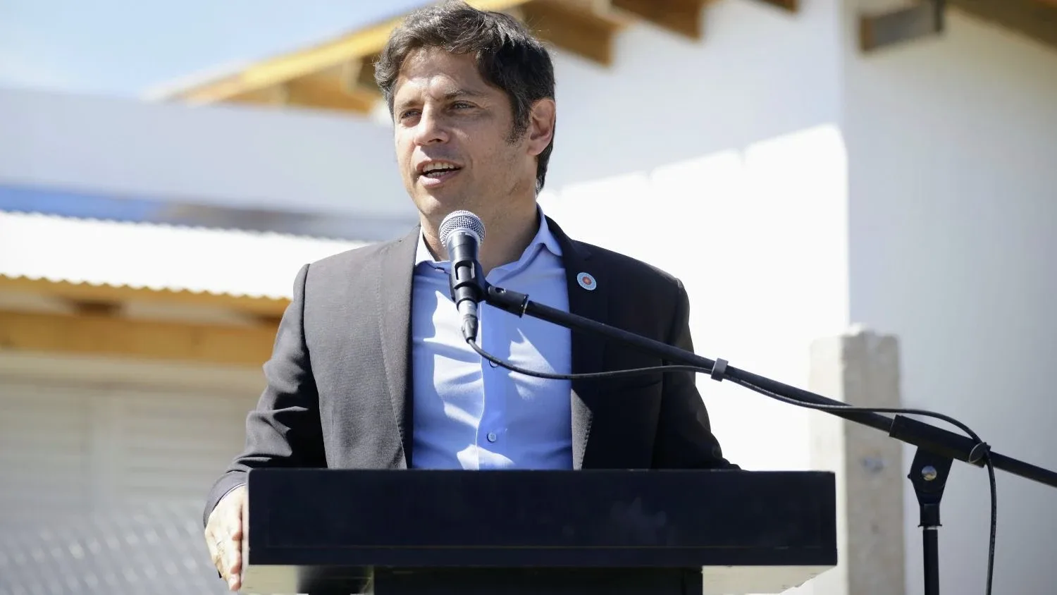Kicillof entregó viviendas y recorrió obras en Las Flores