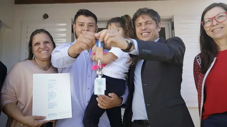 Kicillof entregó viviendas y recorrió obras en Las Flores