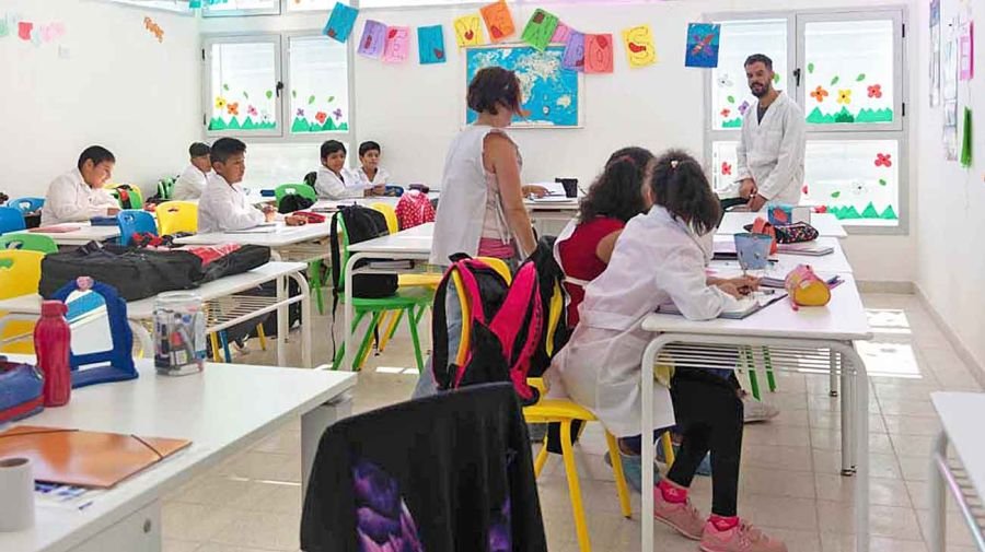 Las familias de chicos porteños que no asistan a la escuela perderán los planes sociales