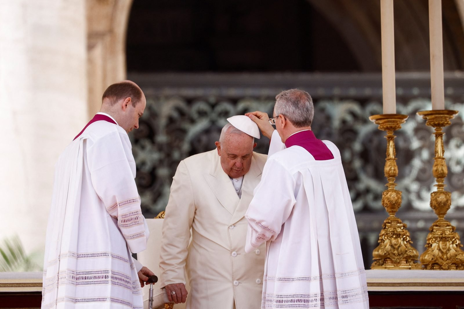 Las fotos de la primera aparición pública del Papa después de su internación: presidió el Domingo de Ramos y saludó a miles de fieles
