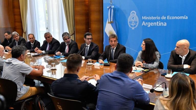 El Gobierno firmó un acuerdo para que los medicamentos tengan un tope de aumento de 3,8% hasta marzo