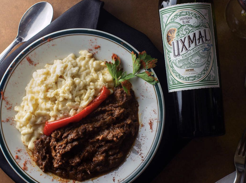 El bodegón de Buenos Aires que tiene especialidades alemanas y cerveza tirada