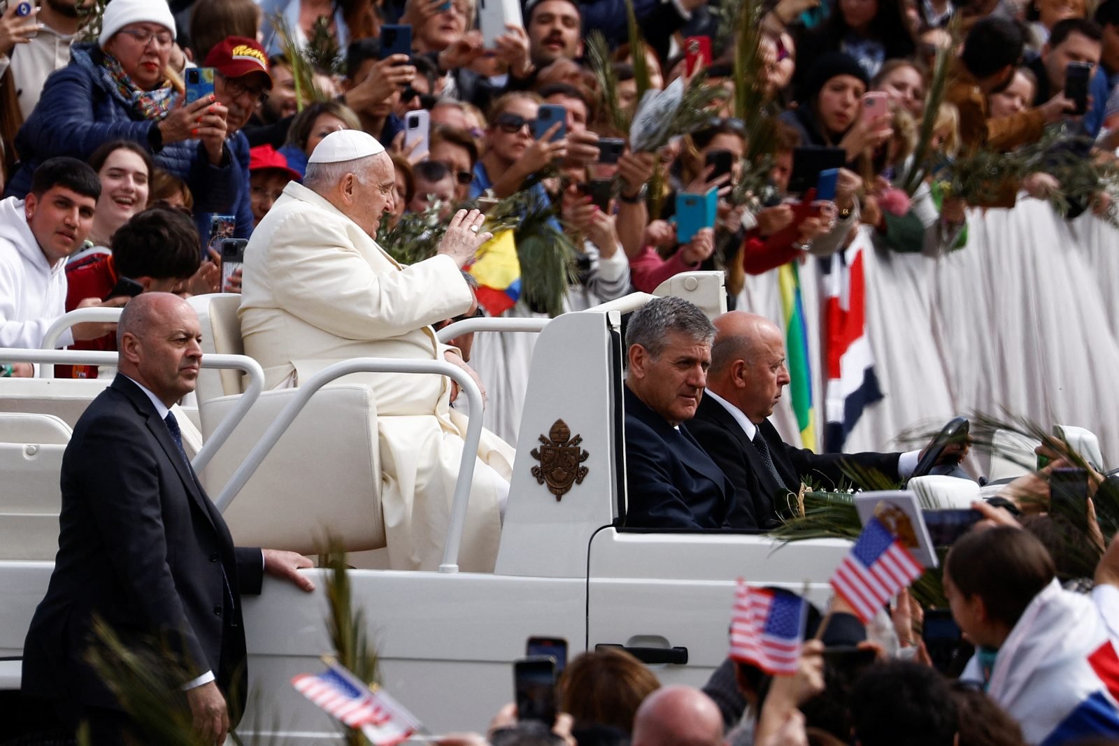 Las fotos de la primera aparición pública del Papa después de su internación: presidió el Domingo de Ramos y saludó a miles de fieles