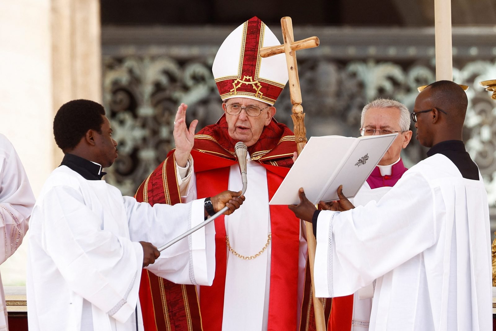 Las fotos de la primera aparición pública del Papa después de su internación: presidió el Domingo de Ramos y saludó a miles de fieles