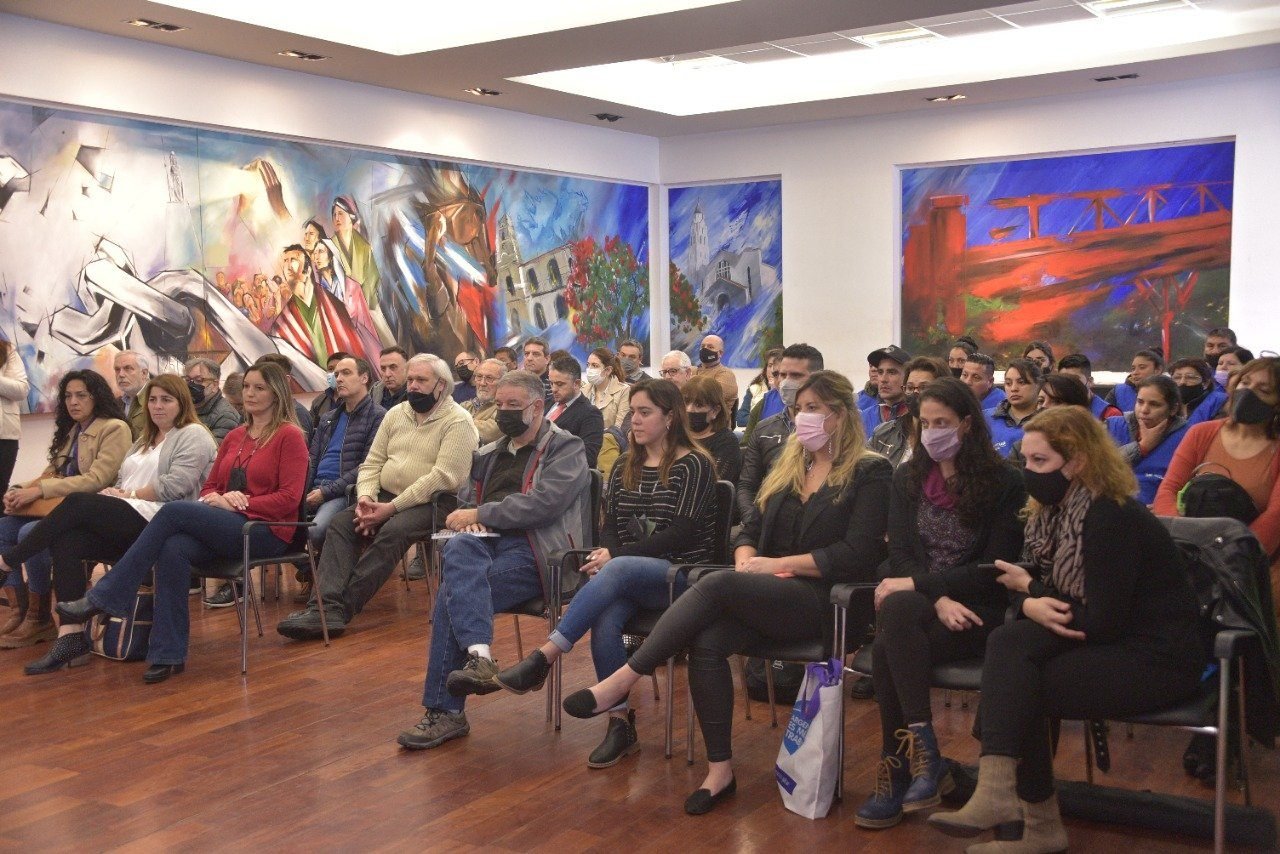 Pablo Descalzo encabezó un encuentro junto a titulares del programa potenciar trabajo y empresarios locales