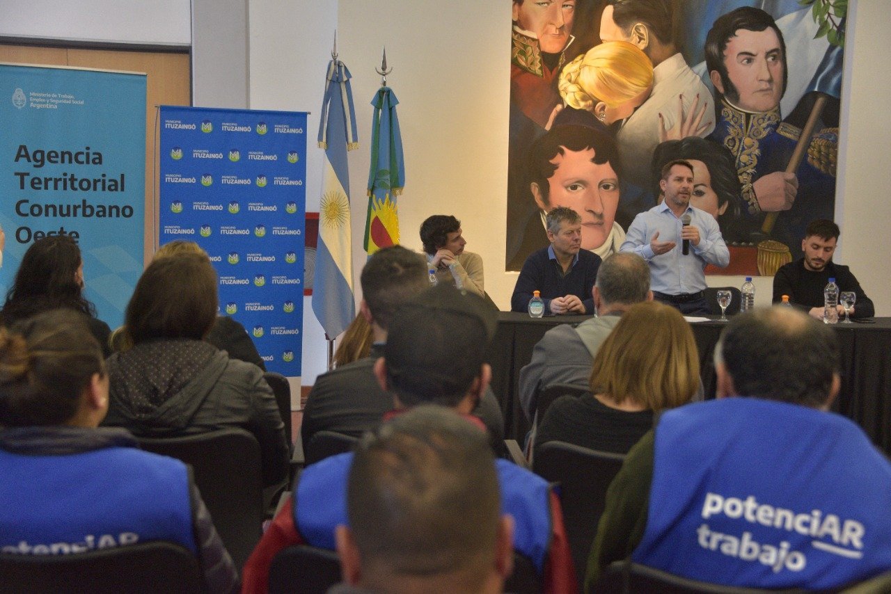 Pablo Descalzo encabezó un encuentro junto a titulares del programa potenciar trabajo y empresarios locales