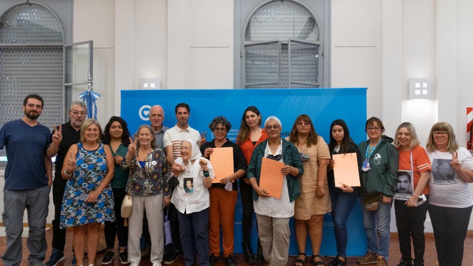 DERECHOS HUMANOS: SE ENTREGARON LEGAJOS DE VECINAS Y VECINOS DESAPARECIDOS DURANTE LA ÚLTIMA DICTADURA CÍVICO-MILITAR