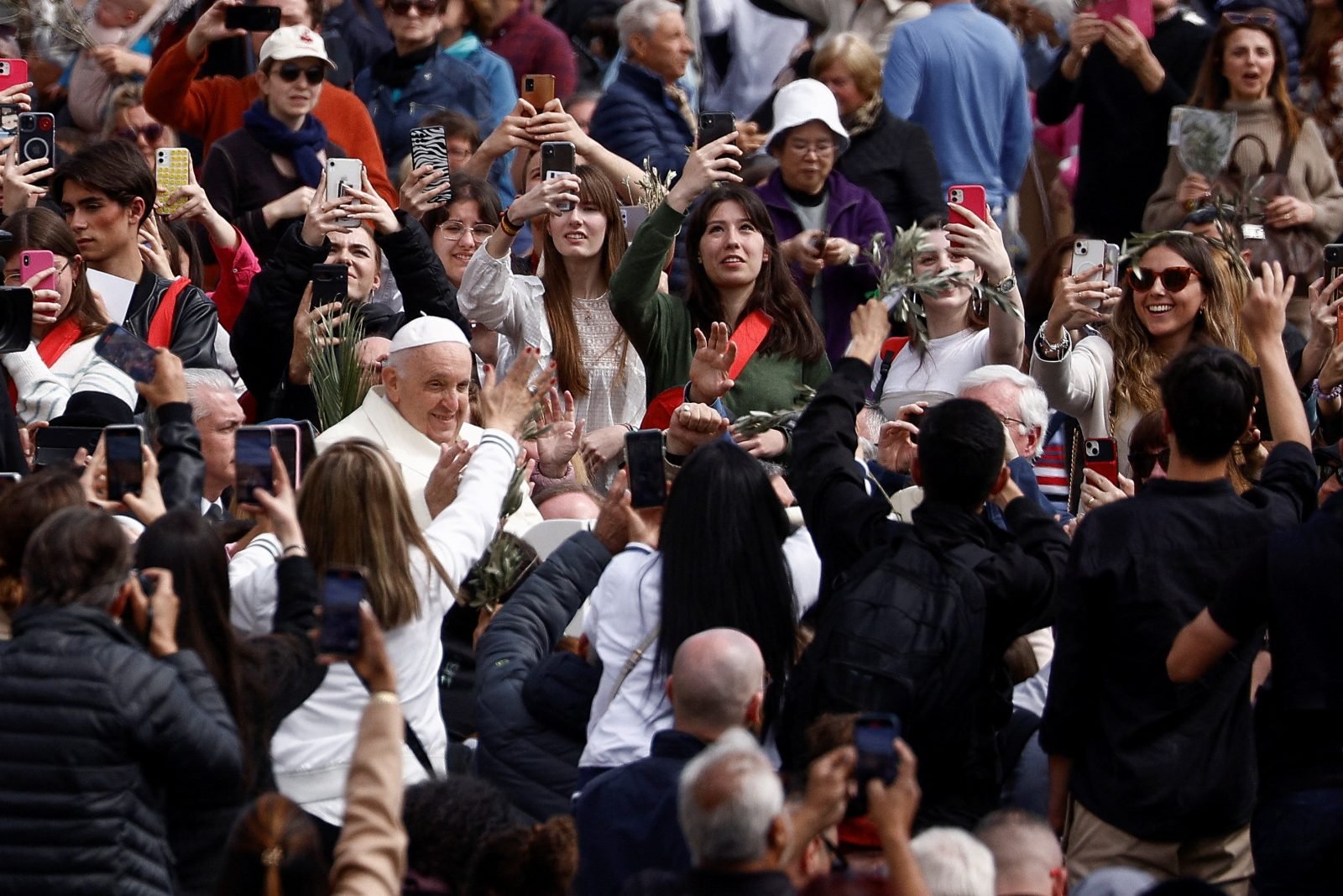 Las fotos de la primera aparición pública del Papa después de su internación: presidió el Domingo de Ramos y saludó a miles de fieles