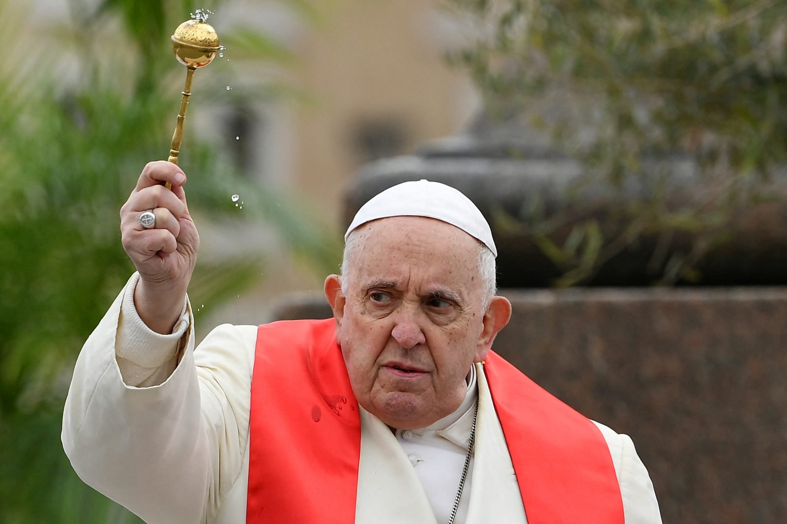 Las fotos de la primera aparición pública del Papa después de su internación: presidió el Domingo de Ramos y saludó a miles de fieles