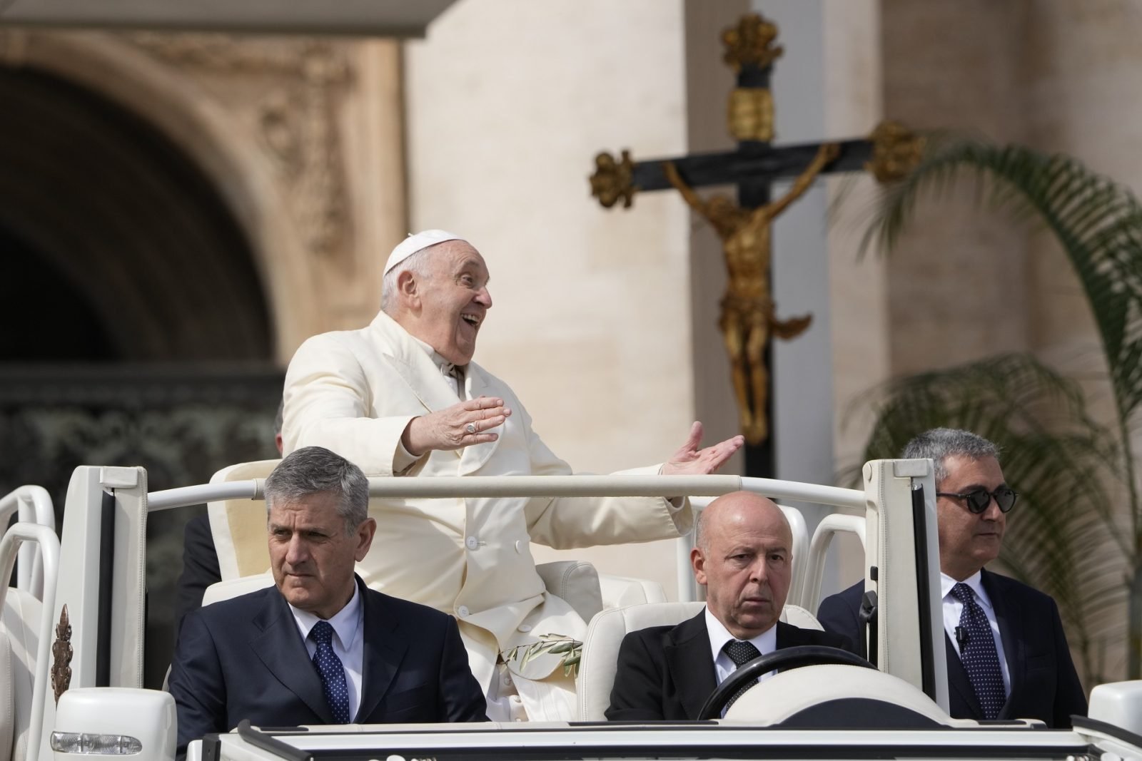 Las fotos de la primera aparición pública del Papa después de su internación: presidió el Domingo de Ramos y saludó a miles de fieles