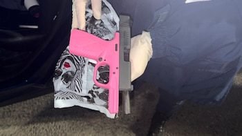 La mentira de la “polihot” echada por filmar videos de OnlyFans para descartar su pistola rosa en un patrullero y las multas del BMW