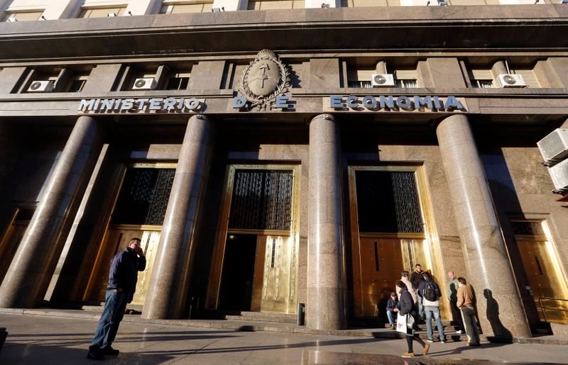 El Gobierno advirtió que liberará la importación de neumáticos si mañana no se llega a un acuerdo con los sindicatos