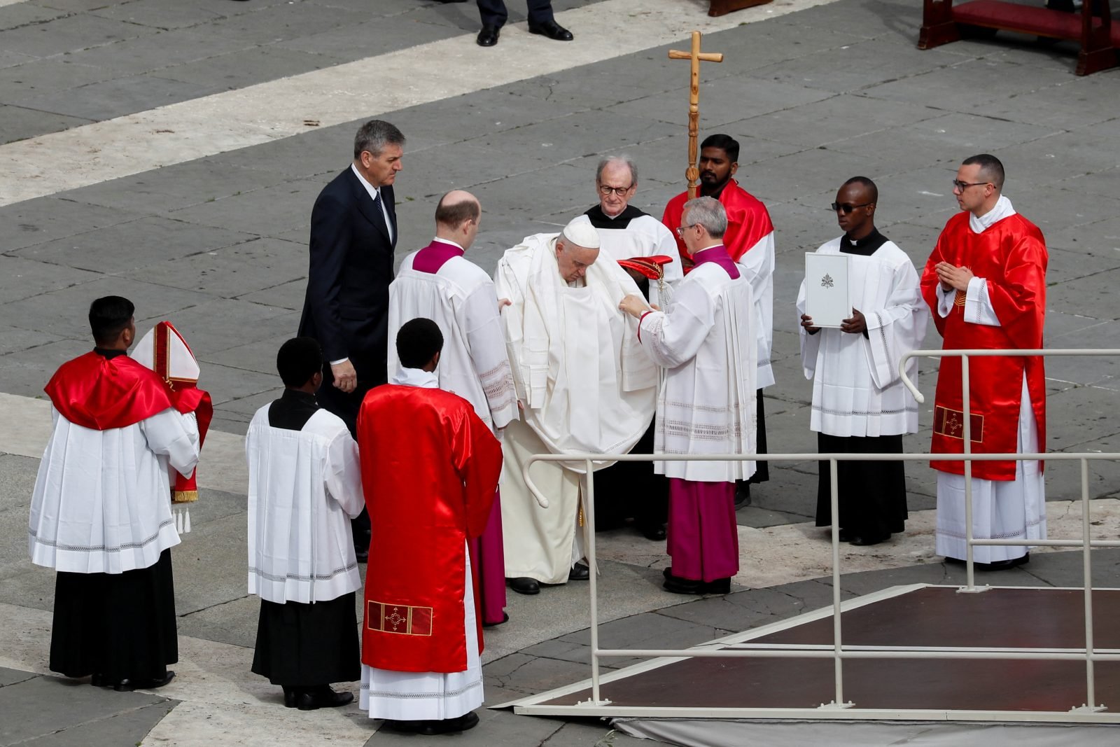 Las fotos de la primera aparición pública del Papa después de su internación: presidió el Domingo de Ramos y saludó a miles de fieles