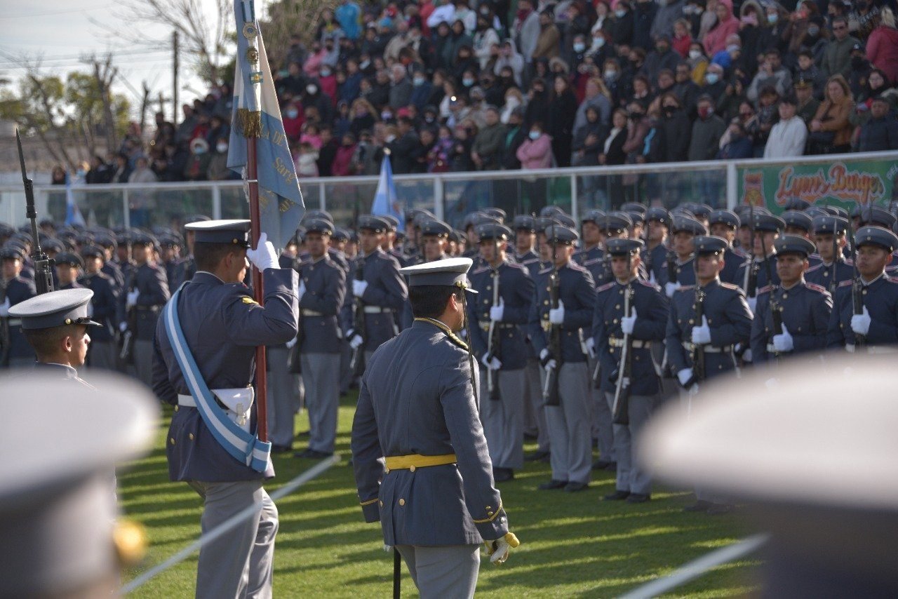 Ituzaingó: Estudiantes y oficiales de ejercito participaron de la promesa y la jura a la bandera
