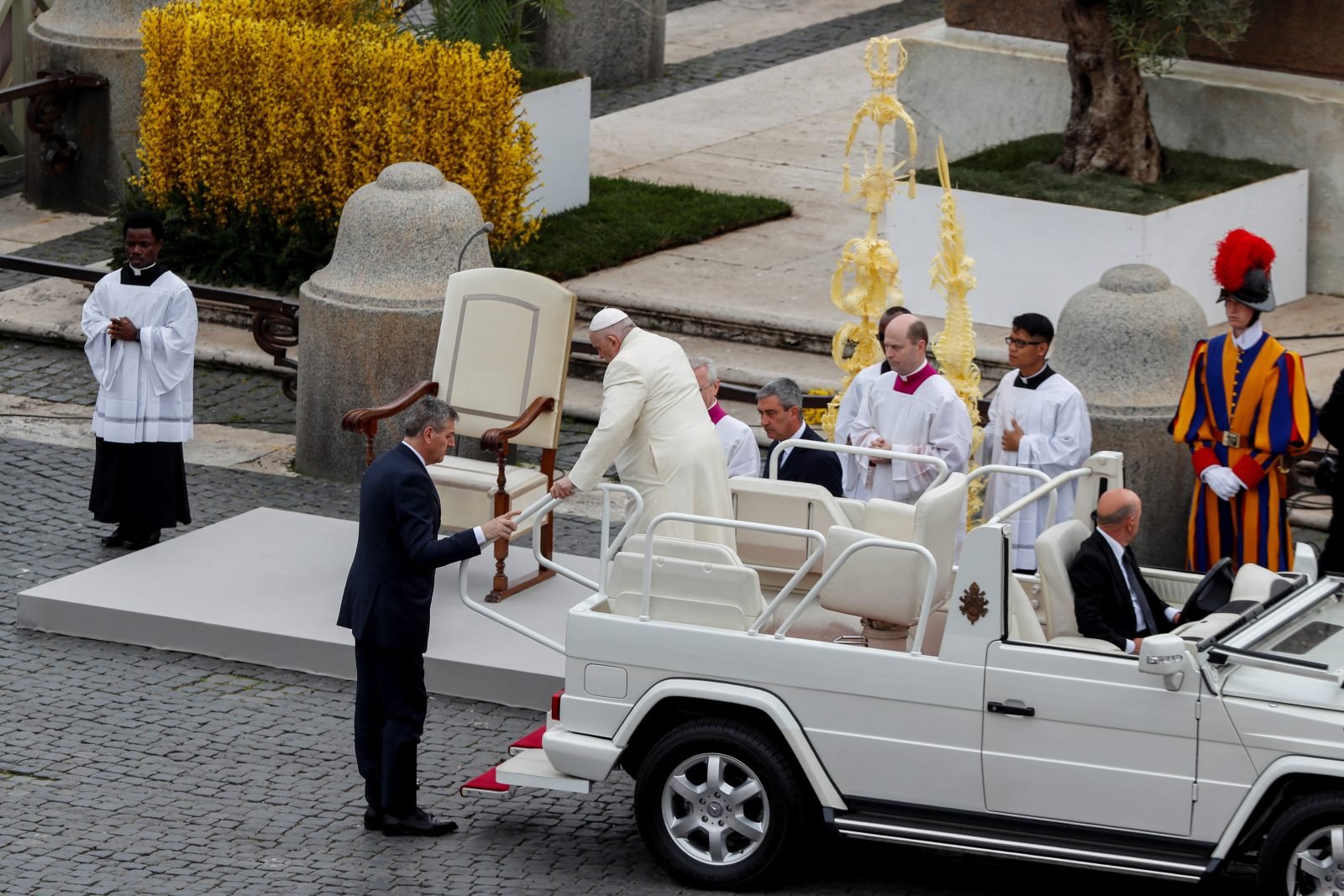 Las fotos de la primera aparición pública del Papa después de su internación: presidió el Domingo de Ramos y saludó a miles de fieles