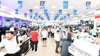 Fuerte freno del consumo en abril: qué pasó tras la salida del cepo y cuáles fueron los sectores más golpeados