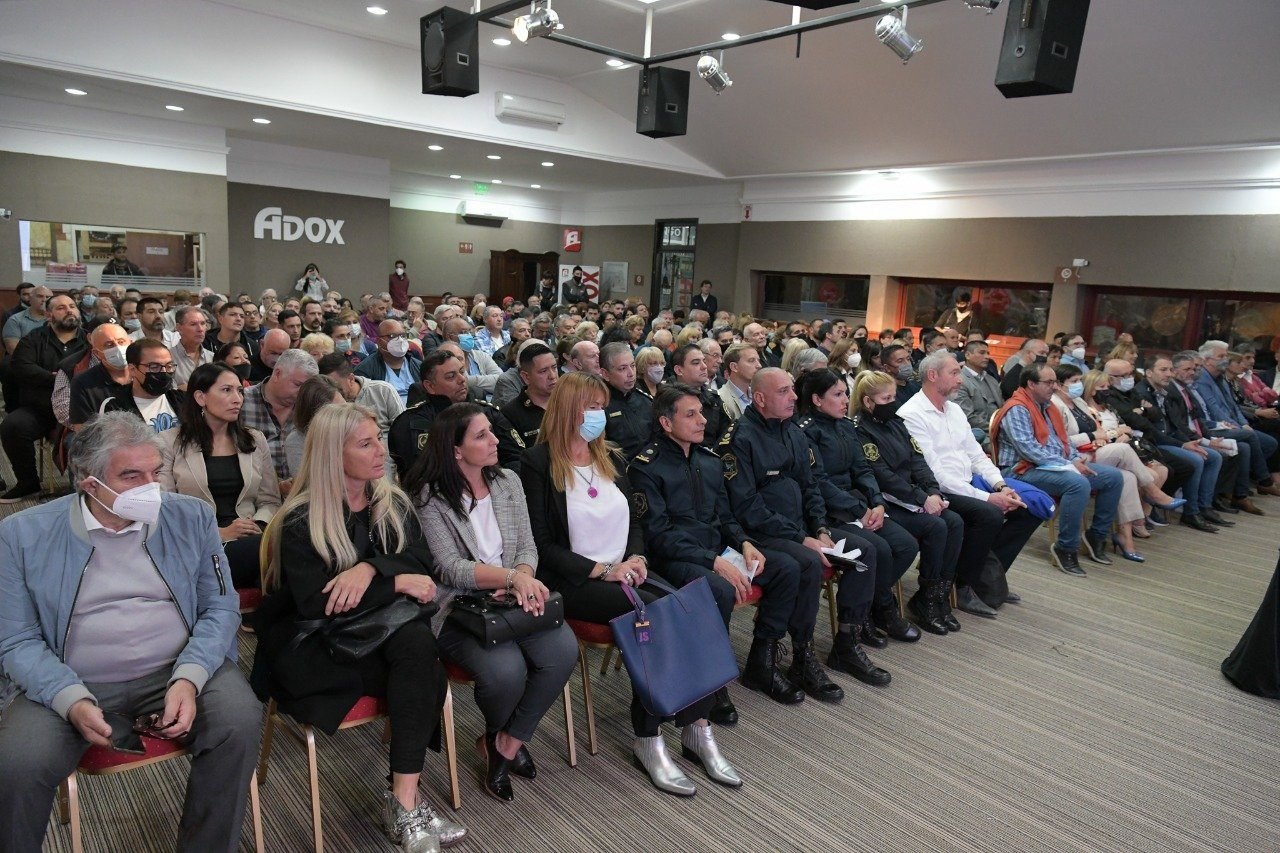 Descalzo junto a los vecinos en conversatorio de prevención y seguridad