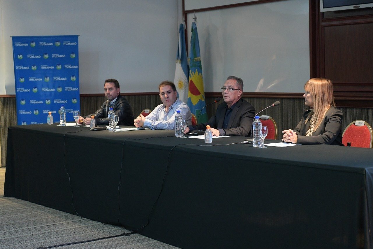 Descalzo junto a los vecinos en conversatorio de prevención y seguridad