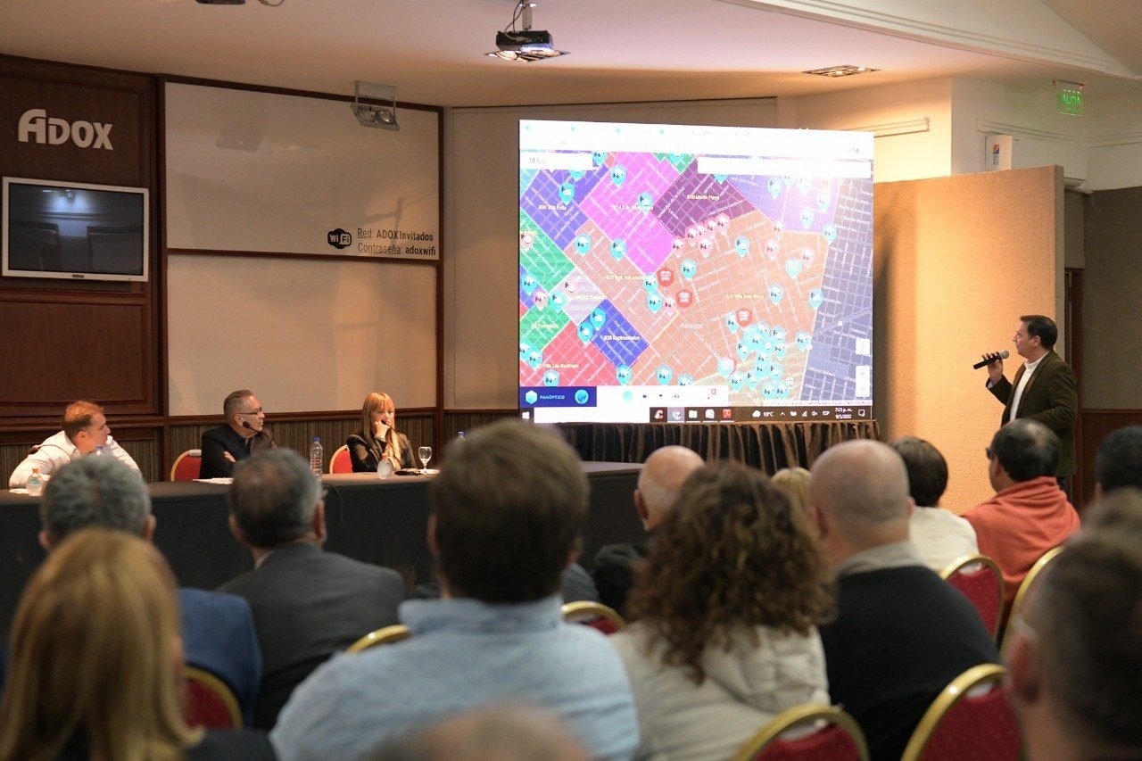 Descalzo junto a los vecinos en conversatorio de prevención y seguridad