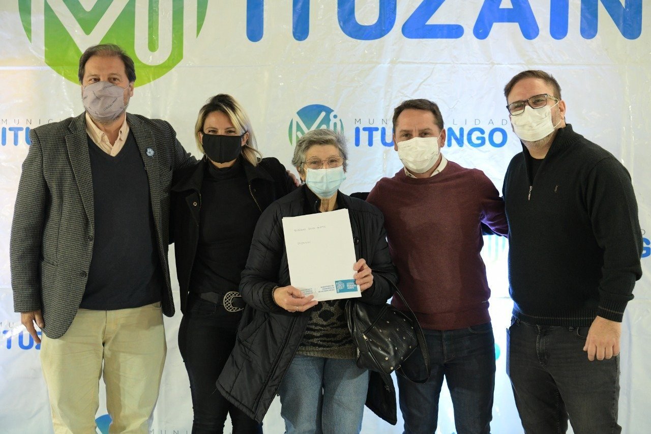 Pablo Descalzo encabezó la entrega de mas de 200 escrituras para familias de Ituzaingó