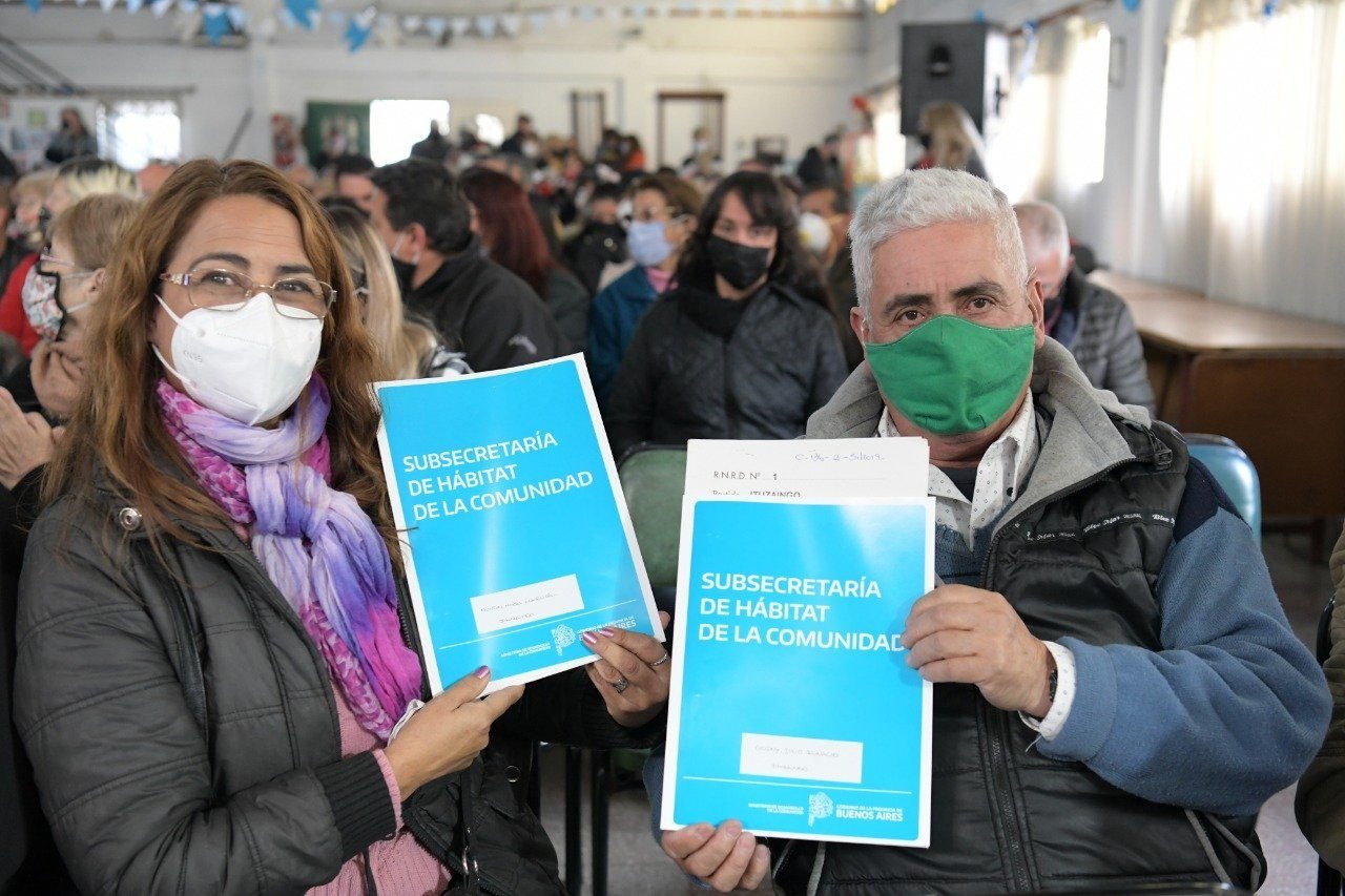 Pablo Descalzo encabezó la entrega de mas de 200 escrituras para familias de Ituzaingó