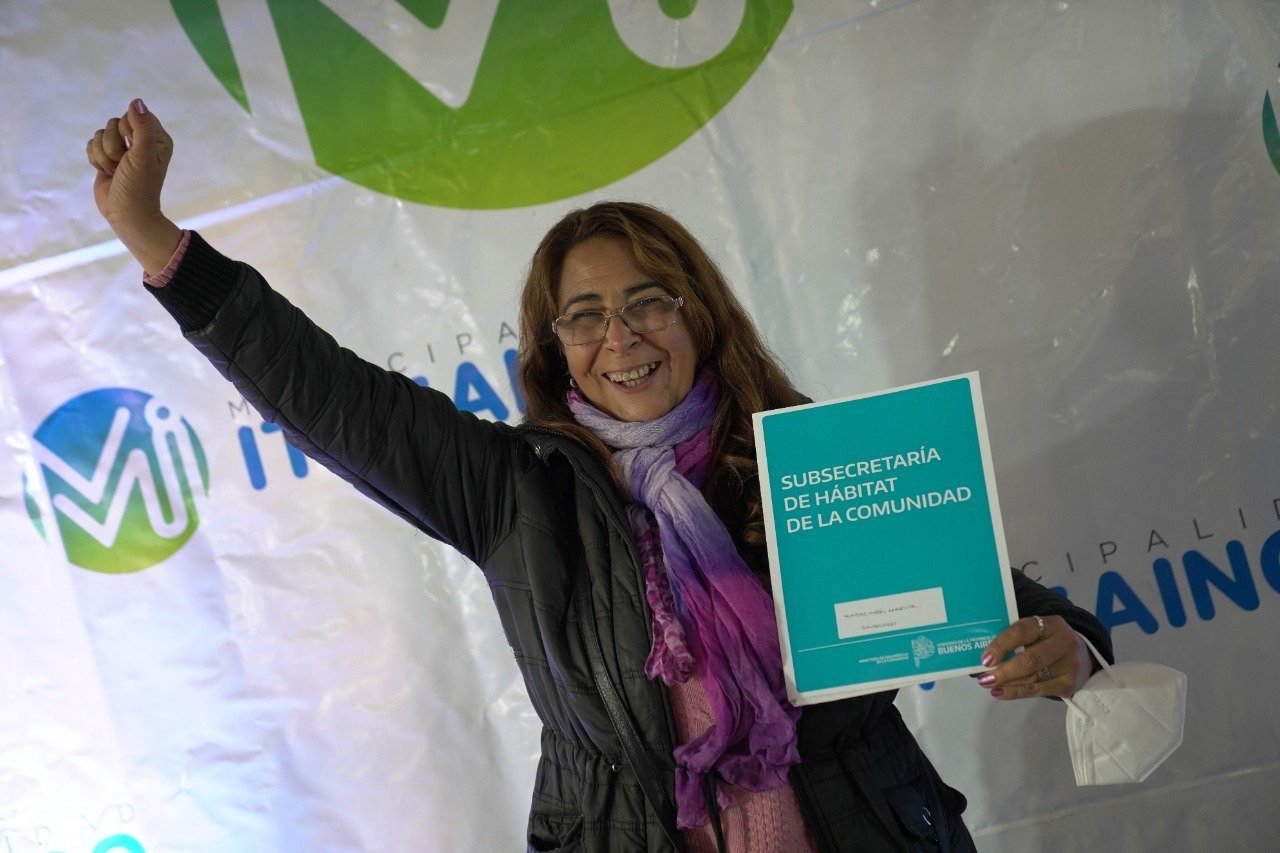 Pablo Descalzo encabezó la entrega de mas de 200 escrituras para familias de Ituzaingó