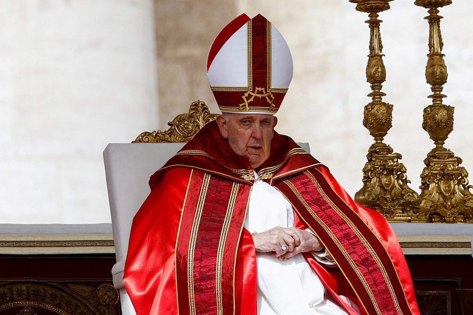 Las fotos de la primera aparición pública del Papa después de su internación: presidió el Domingo de Ramos y saludó a miles de fieles