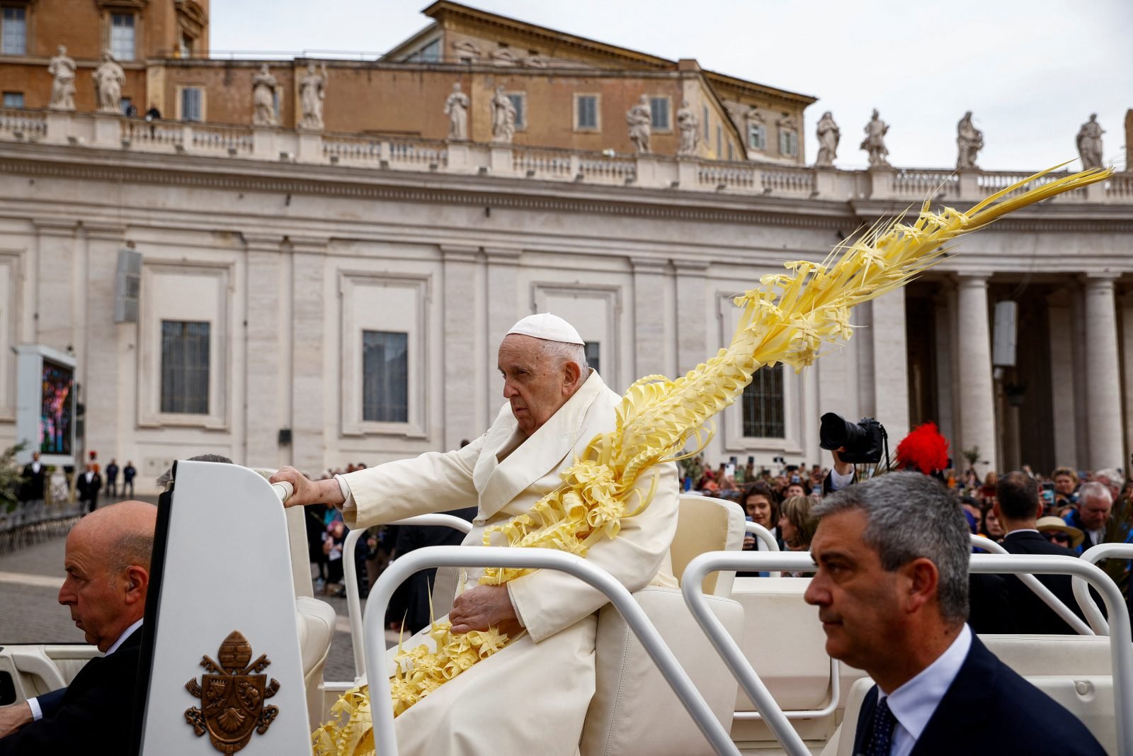 Las fotos de la primera aparición pública del Papa después de su internación: presidió el Domingo de Ramos y saludó a miles de fieles