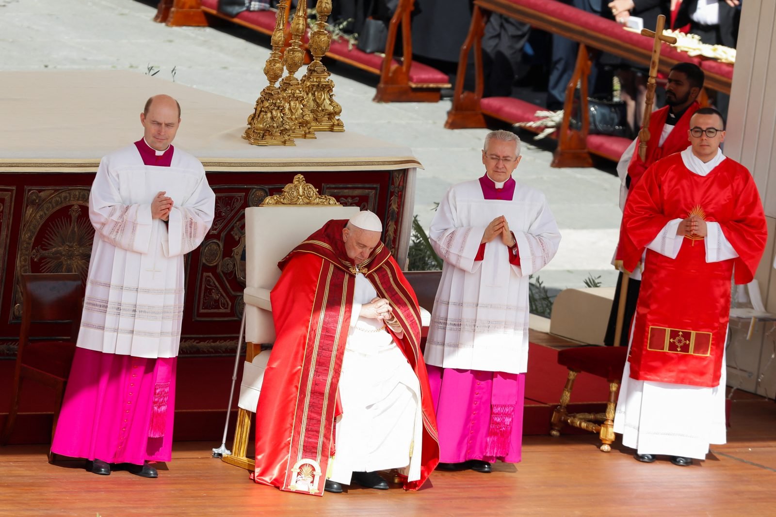 Las fotos de la primera aparición pública del Papa después de su internación: presidió el Domingo de Ramos y saludó a miles de fieles