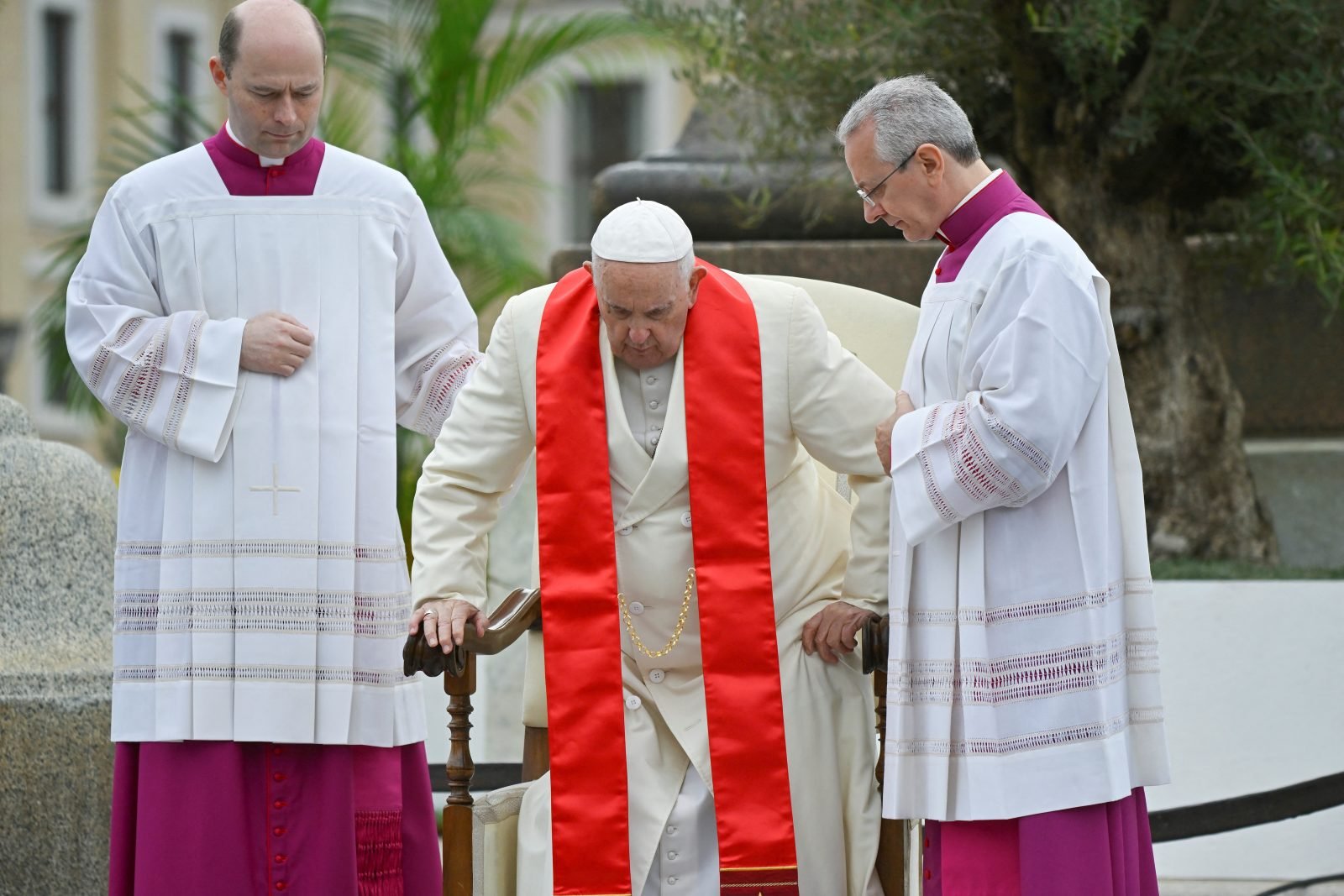 Las fotos de la primera aparición pública del Papa después de su internación: presidió el Domingo de Ramos y saludó a miles de fieles