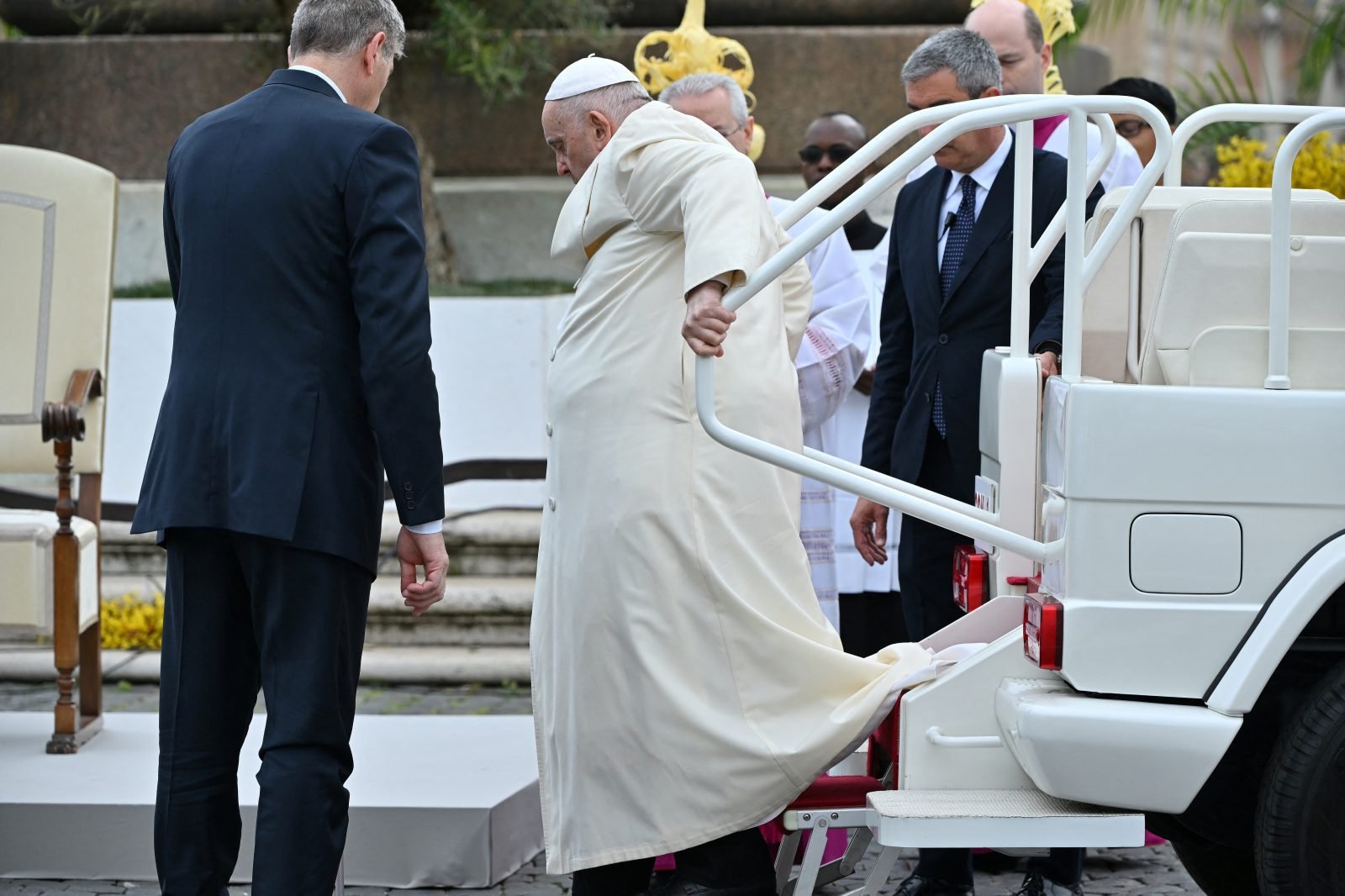 Las fotos de la primera aparición pública del Papa después de su internación: presidió el Domingo de Ramos y saludó a miles de fieles