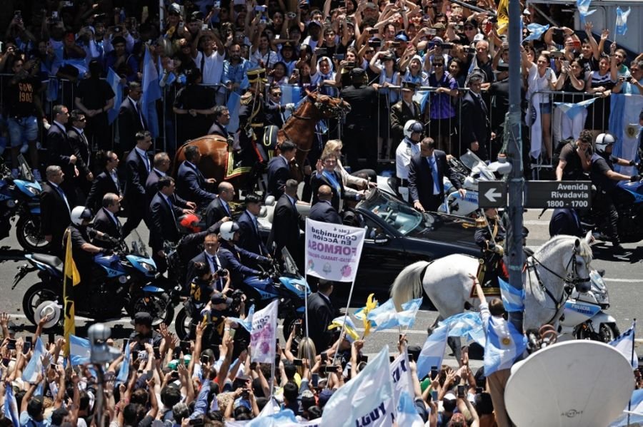 Fotogalería de la asunción de Milei: los invitados, las risas con Cristina Kirchner, la calle y el paseo con Karina