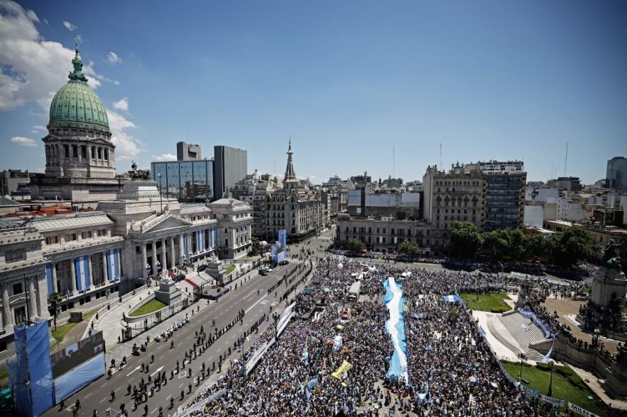 Fotogalería de la asunción de Milei: los invitados, las risas con Cristina Kirchner, la calle y el paseo con Karina