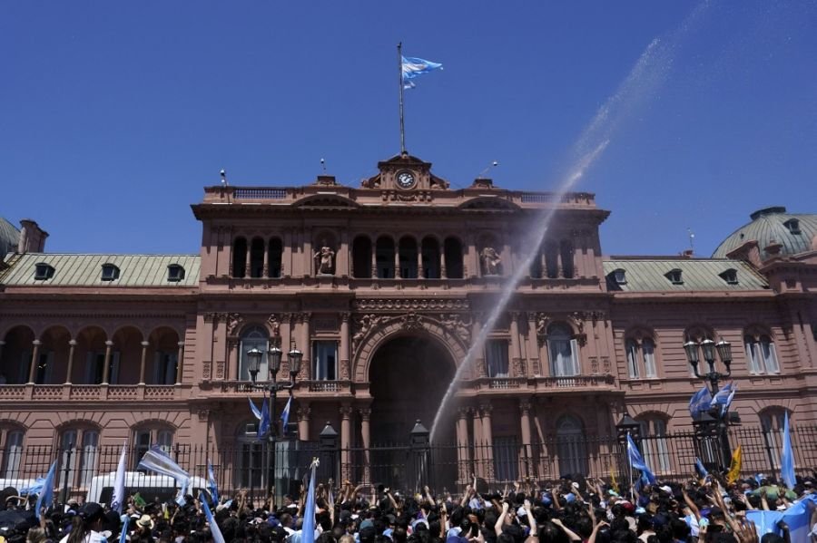 Fotogalería de la asunción de Milei: los invitados, las risas con Cristina Kirchner, la calle y el paseo con Karina