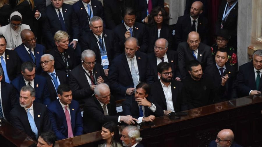 Fotogalería de la asunción de Milei: los invitados, las risas con Cristina Kirchner, la calle y el paseo con Karina