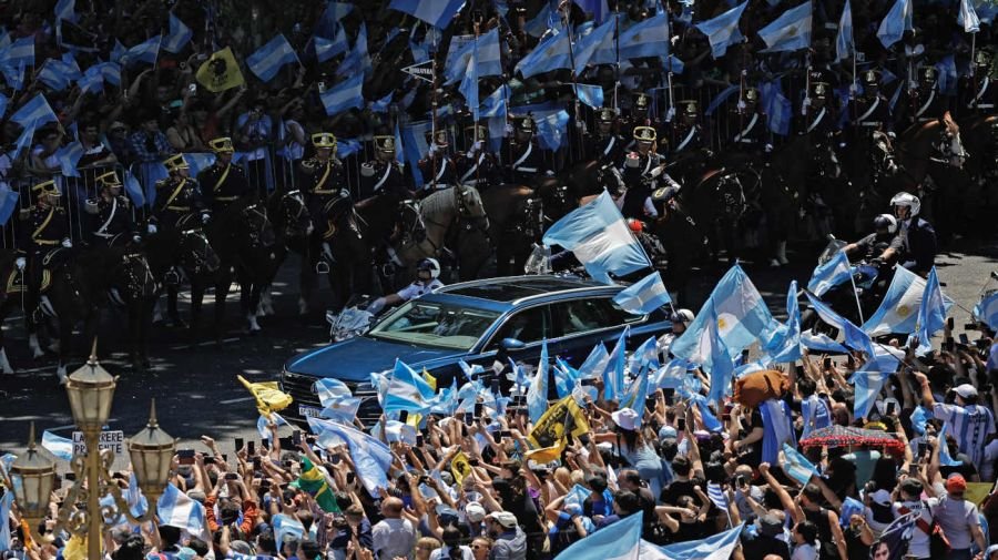 Fotogalería de la asunción de Milei: los invitados, las risas con Cristina Kirchner, la calle y el paseo con Karina
