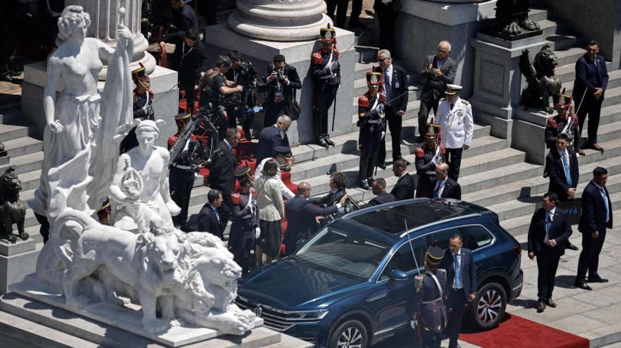 Fotogalería de la asunción de Milei: los invitados, las risas con Cristina Kirchner, la calle y el paseo con Karina