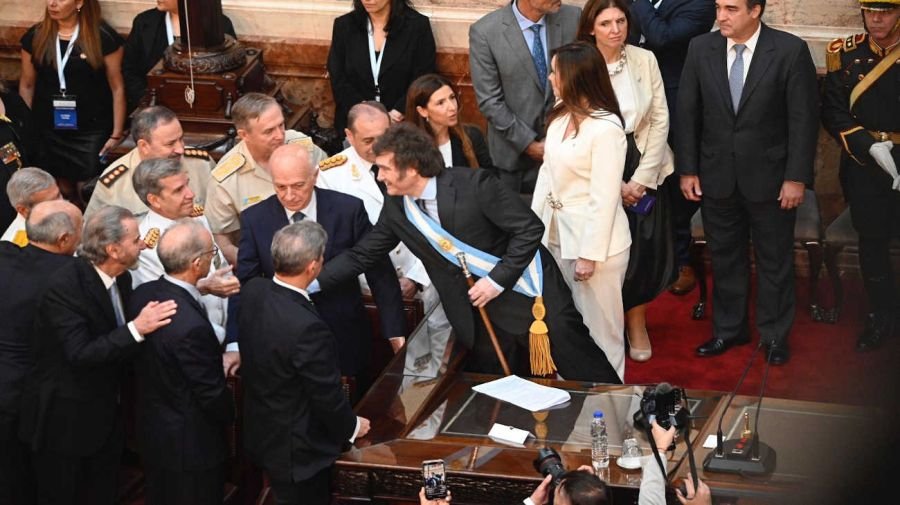 Fotogalería de la asunción de Milei: los invitados, las risas con Cristina Kirchner, la calle y el paseo con Karina