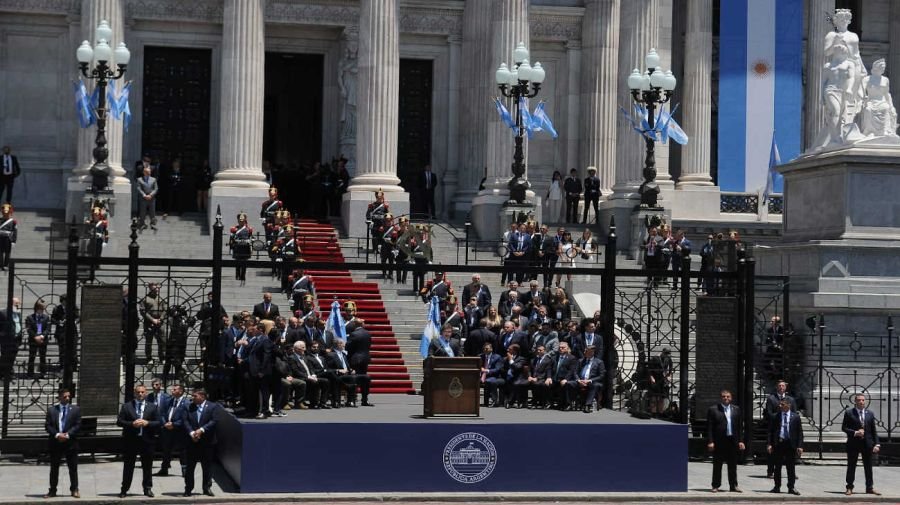 Fotogalería de la asunción de Milei: los invitados, las risas con Cristina Kirchner, la calle y el paseo con Karina