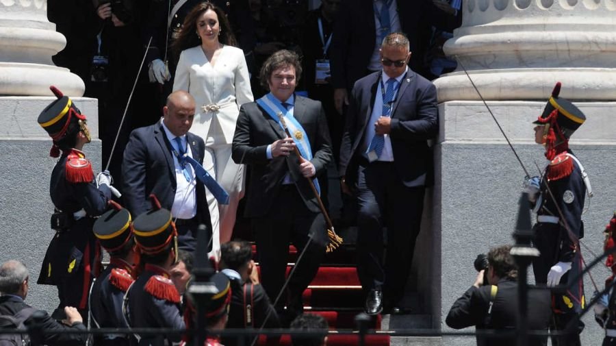 Fotogalería de la asunción de Milei: los invitados, las risas con Cristina Kirchner, la calle y el paseo con Karina