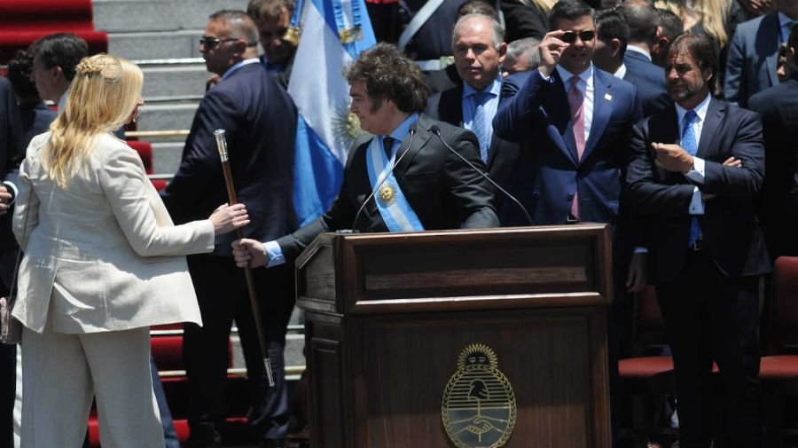 Fotogalería de la asunción de Milei: los invitados, las risas con Cristina Kirchner, la calle y el paseo con Karina