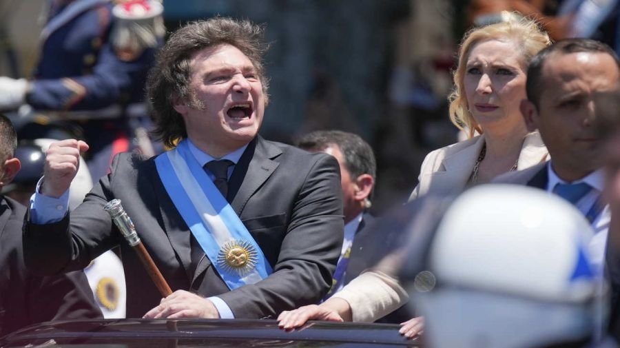 Fotogalería de la asunción de Milei: los invitados, las risas con Cristina Kirchner, la calle y el paseo con Karina