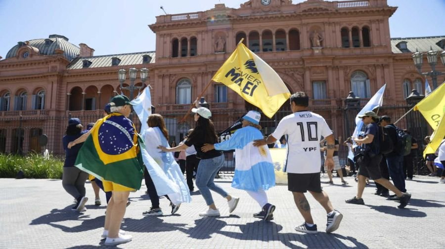 Fotogalería de la asunción de Milei: los invitados, las risas con Cristina Kirchner, la calle y el paseo con Karina