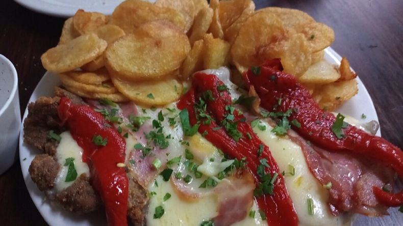 El bodegón que funciona en un club de Buenos Aires y todos eligen por sus platos que desbordan