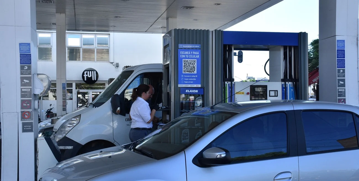 Aumentos en combustibles: Gobierno acordó con petroleras subas del 4% mensual hasta agosto