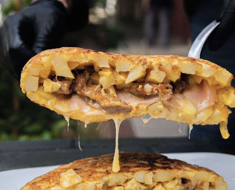 El bodegón de Buenos Aires que hace una milanesa de cuatro quesos enorme