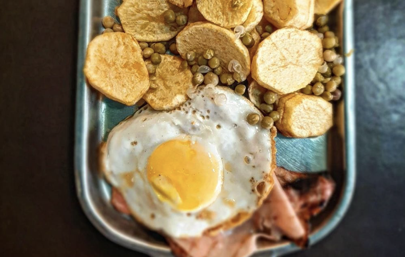 El bodegón de Buenos Aires que cocina como en casa: desde milanesas hasta arroz con pollo