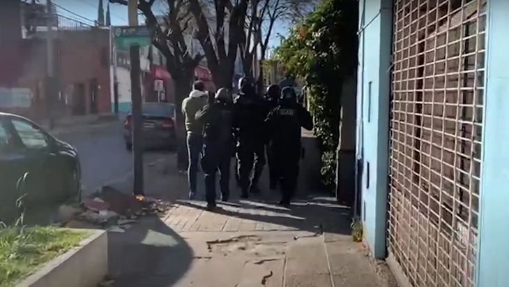 Insólito: hallan un cohete militar en un allanamiento en Caseros
