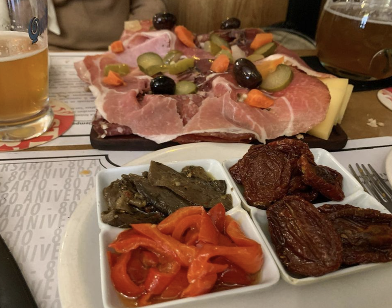El bodegón de Buenos Aires que tiene especialidades alemanas y cerveza tirada