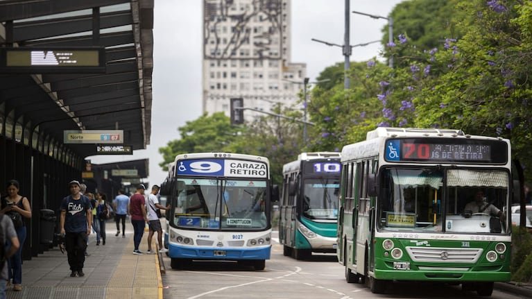 El Gobierno aplicará aumentos escalonados en las tarifas de los colectivos y los trenes del AMBA